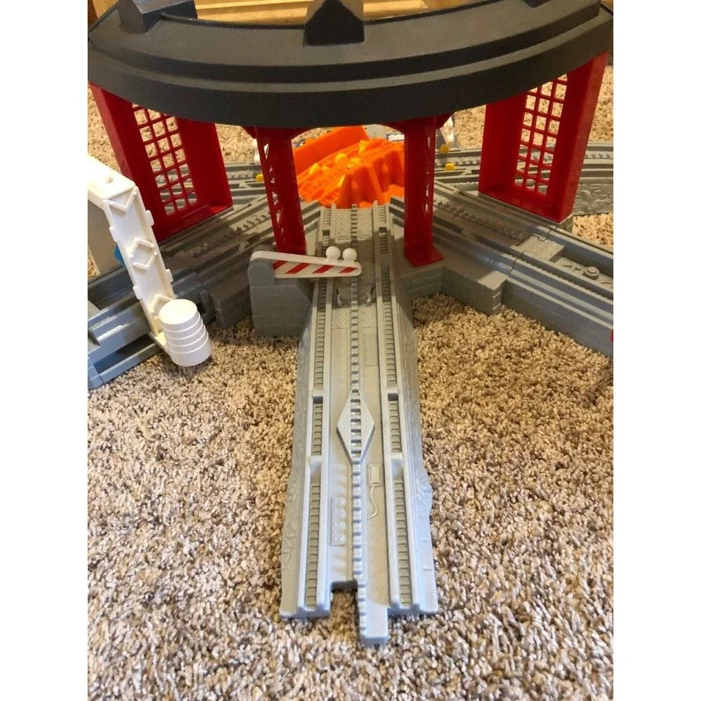 2005 - Fisher Price GeoTrax Workin Haul & Road System Roundhouse - Picture 6 of 9